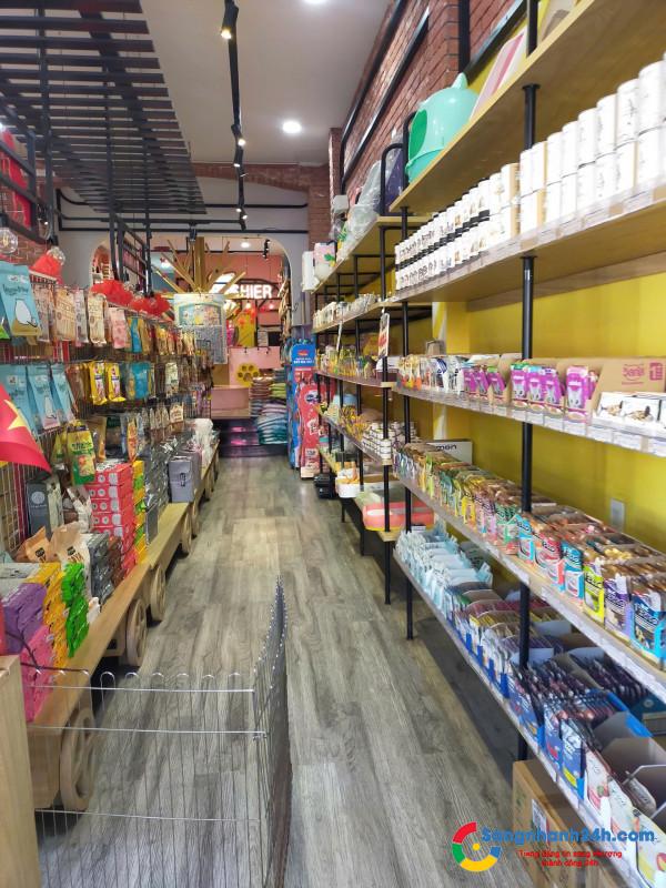 Sang cửa hàng thú nuôi