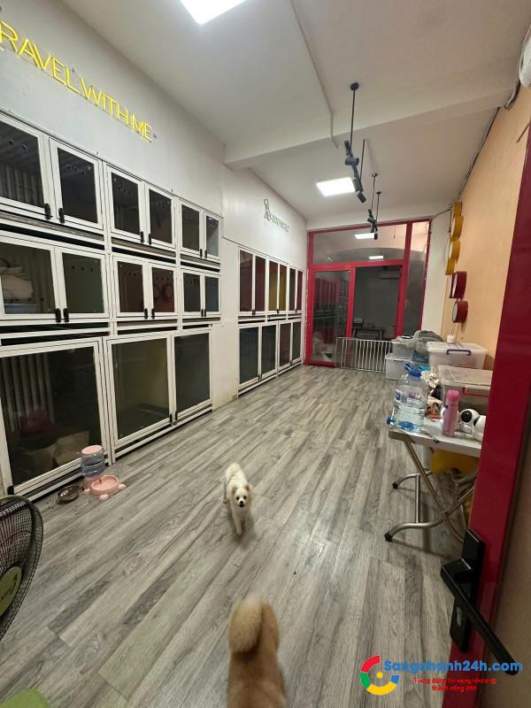 Sang cửa hàng thú nuôi