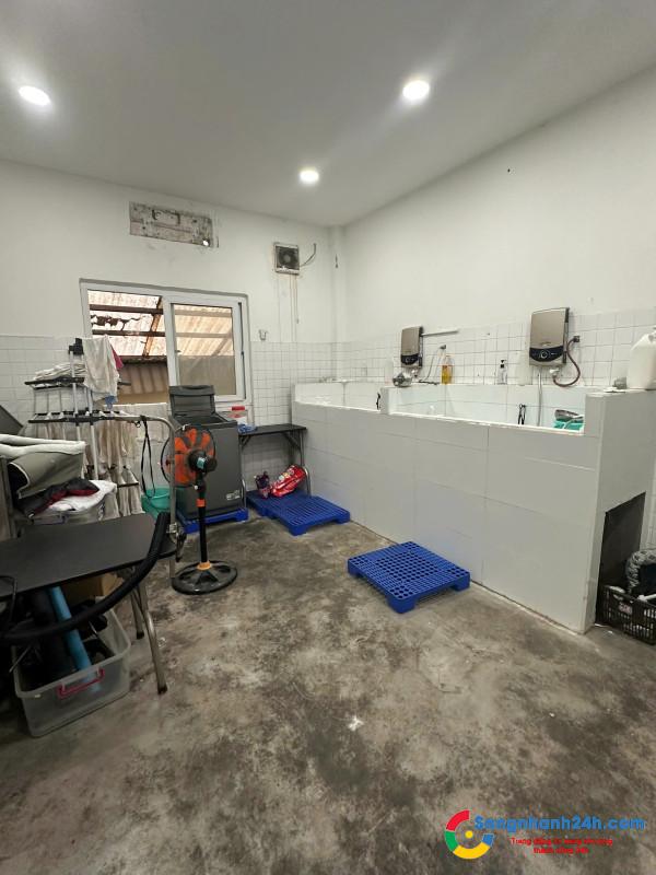 Sang cửa hàng thú nuôi