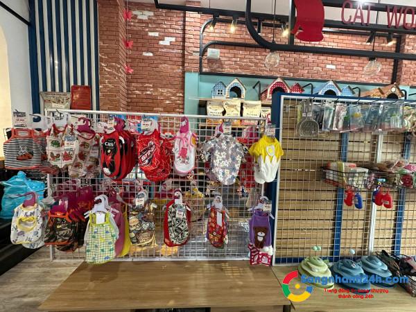 Sang cửa hàng thú nuôi