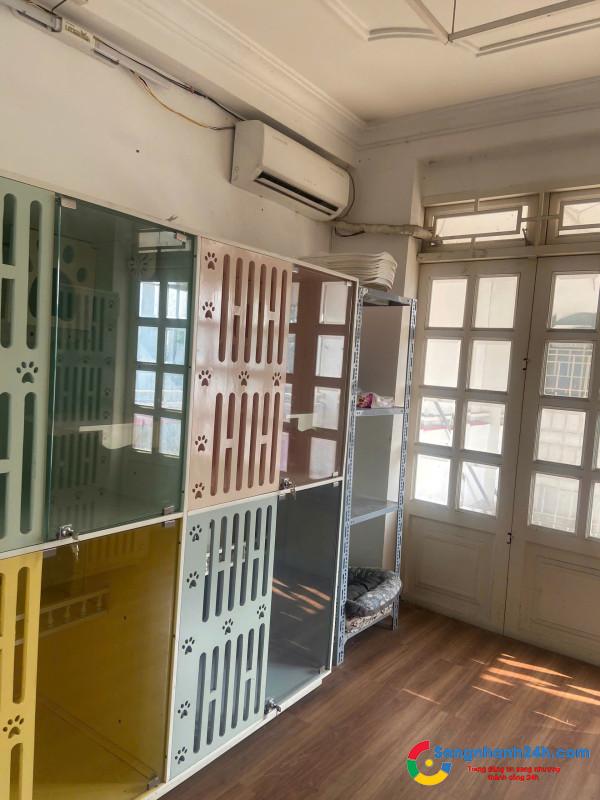 Sang cửa hàng thú nuôi