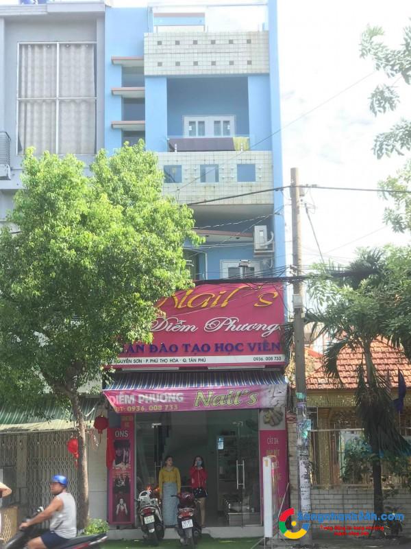 Sang gấp tiệm nail mặt tiền đường lớn quận Tân Phú.